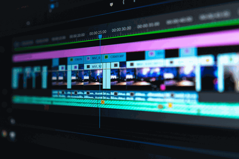 Apprenti en situation de montage vidéo au CFA FVR